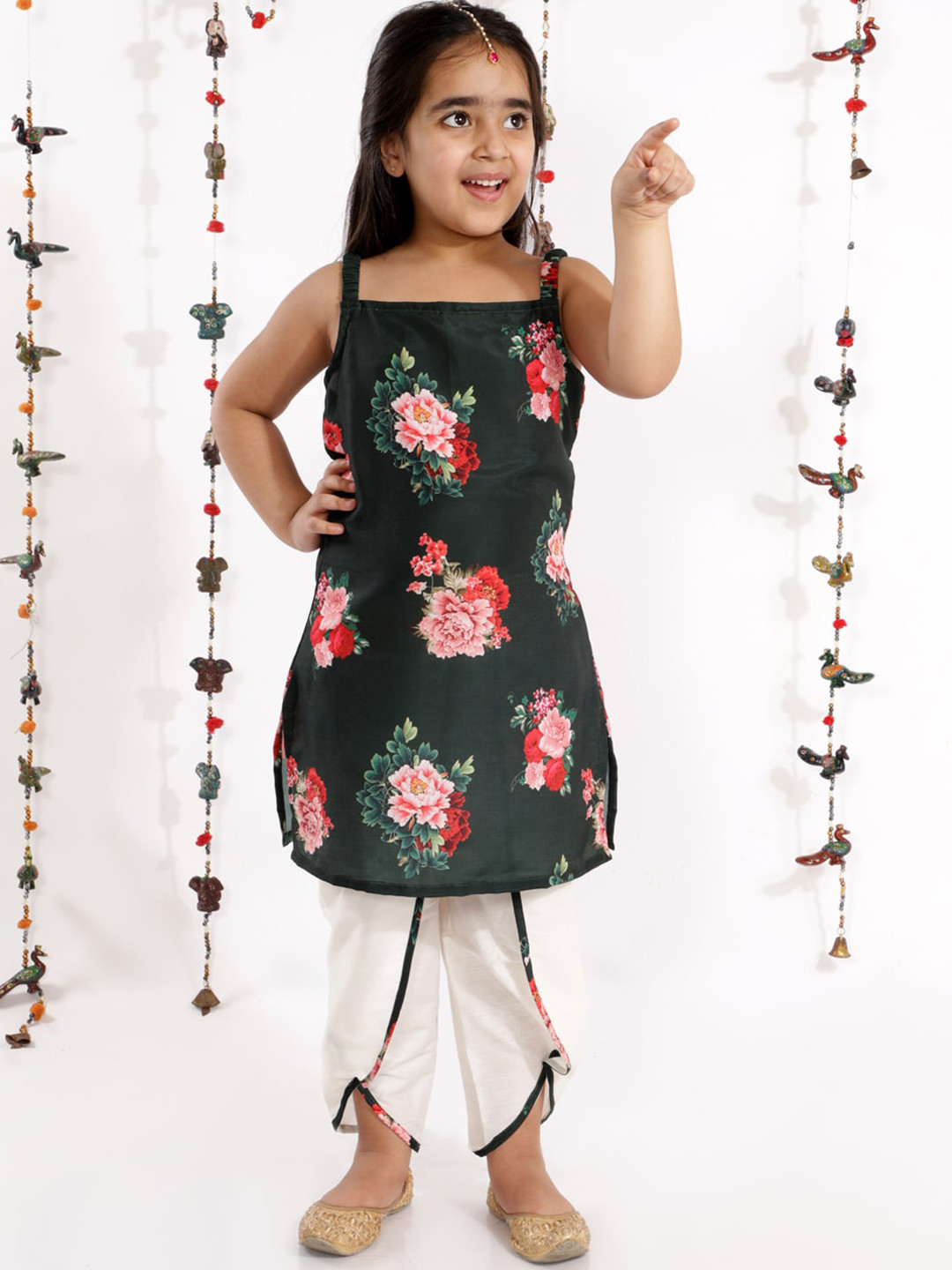 VASTRAMAY Girls Green Floral Printed Kurta with Tulip Pants