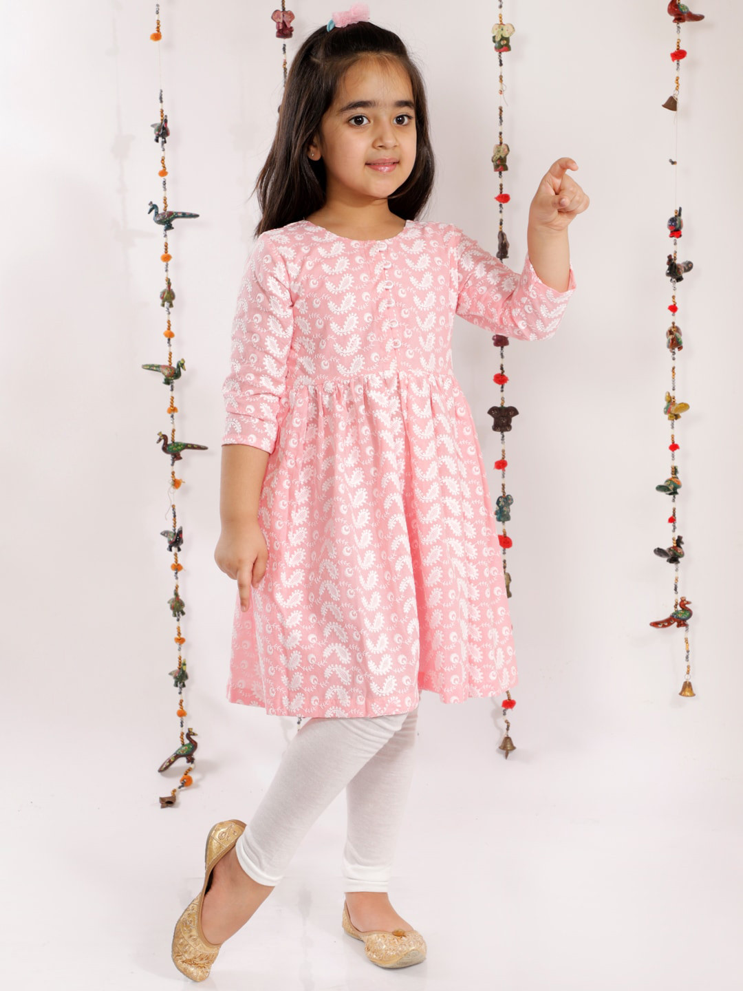 VASTRAMAY Girls Pink Floral Embroidered Pure Cotton Kurta with Leggings
