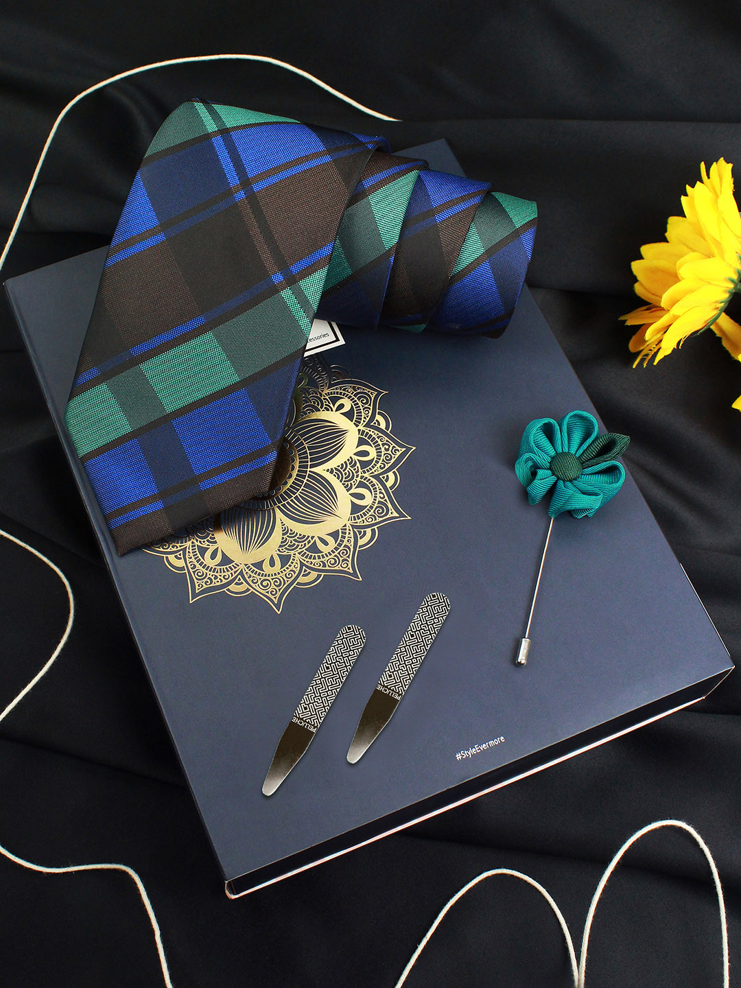 PELUCHE Men Blue & Green Checked Broad Tie with Brooch & Collar Stay