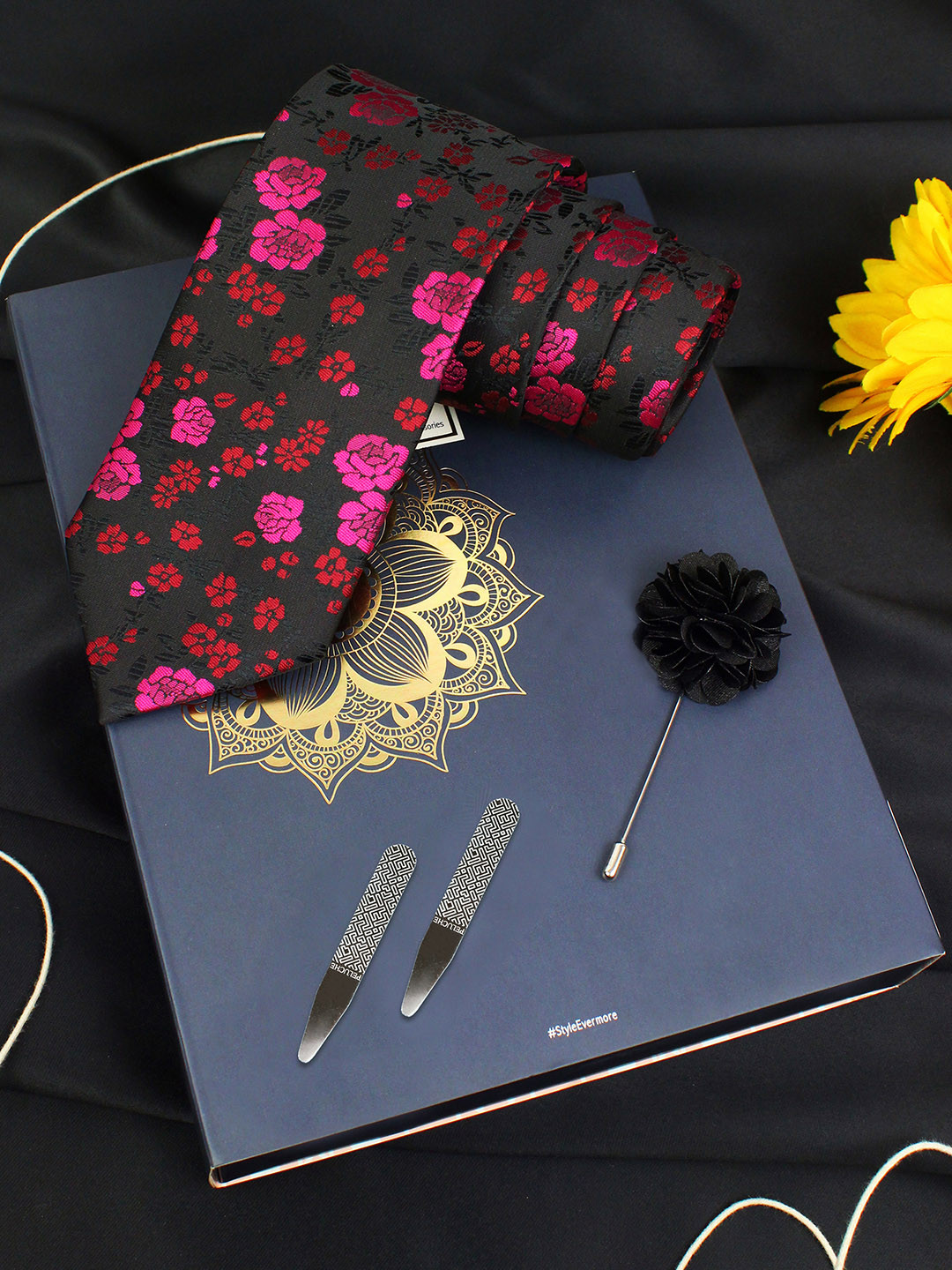 PELUCHE Men Black & Pink Woven Design Broad Tie with Brooch & Collar Stay