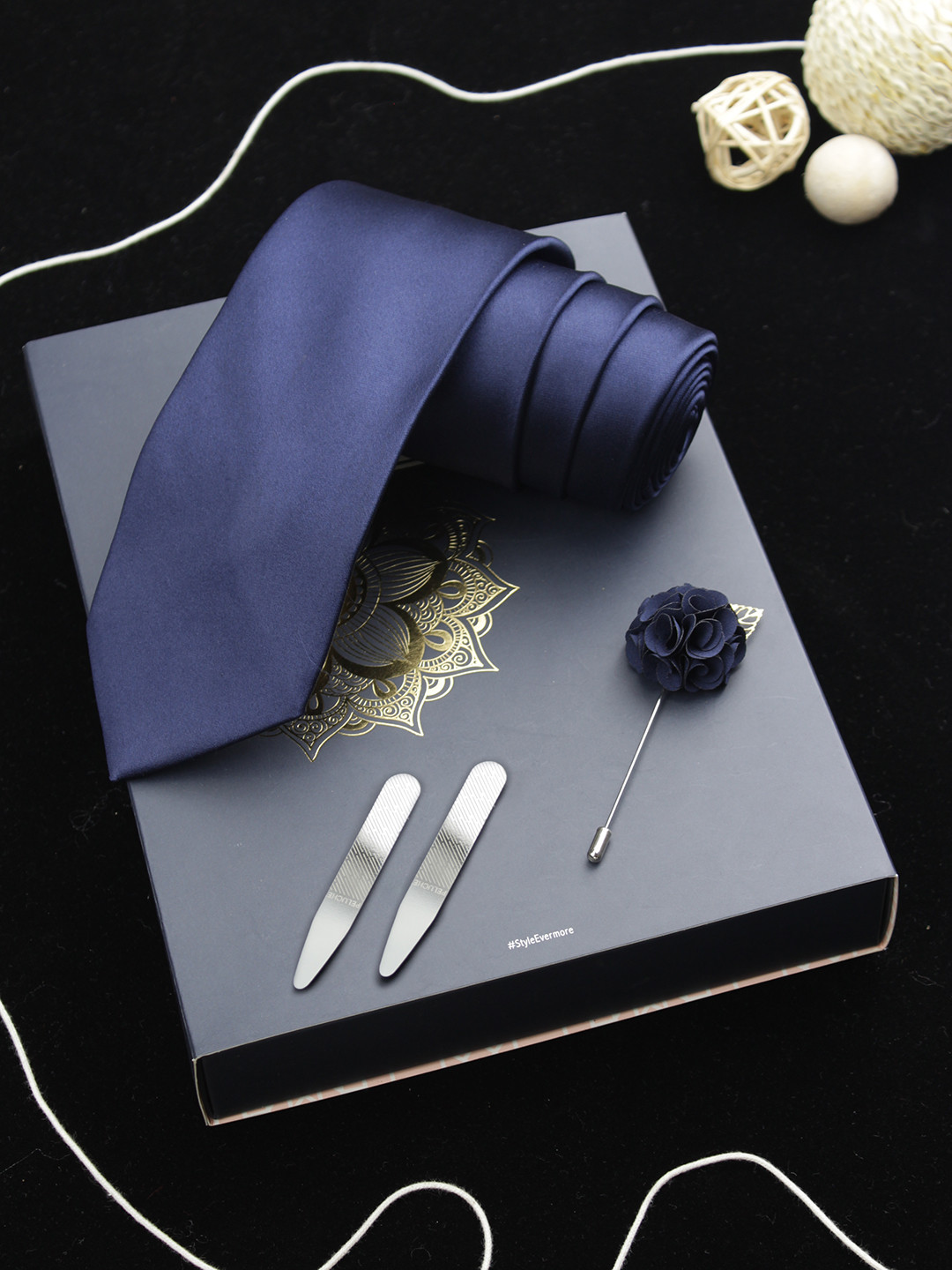 PELUCHE Men Navy Blue Broad Tie