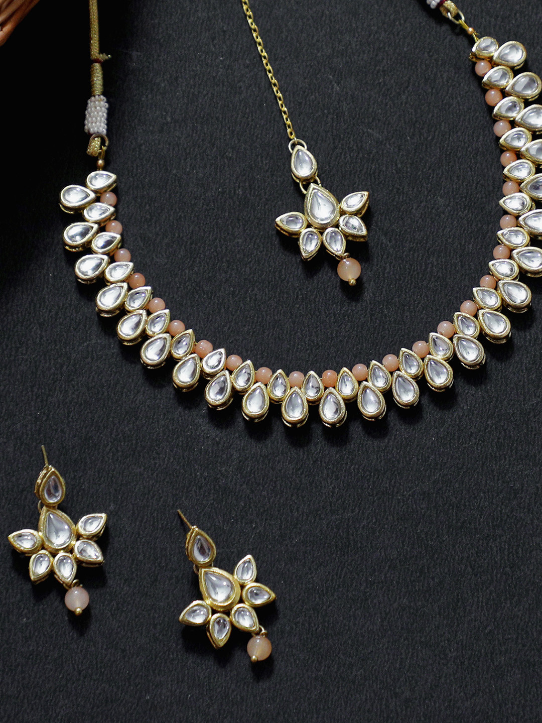 KARATCART Gold-Plated White & Peach-Coloured Kundan-Studded & Beaded Jewellery Set