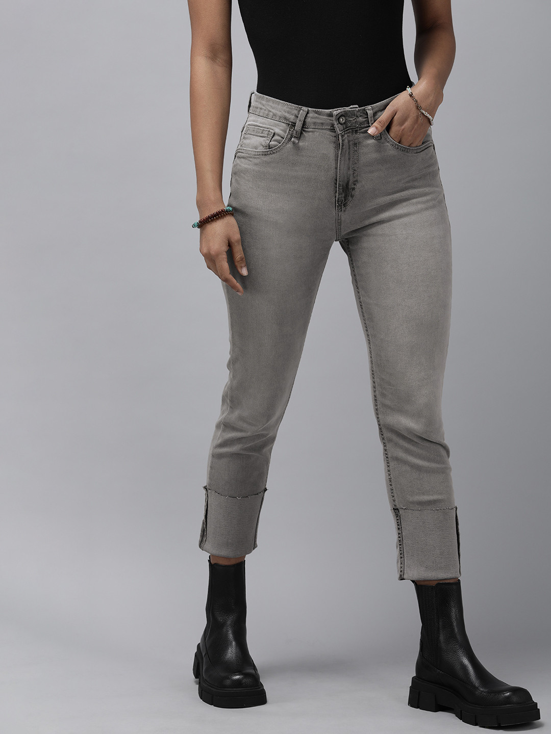 Roadster Women Grey Cropped Straight Slim Fit Mid-Rise Heavy Fade Stretchable Frayed Jeans