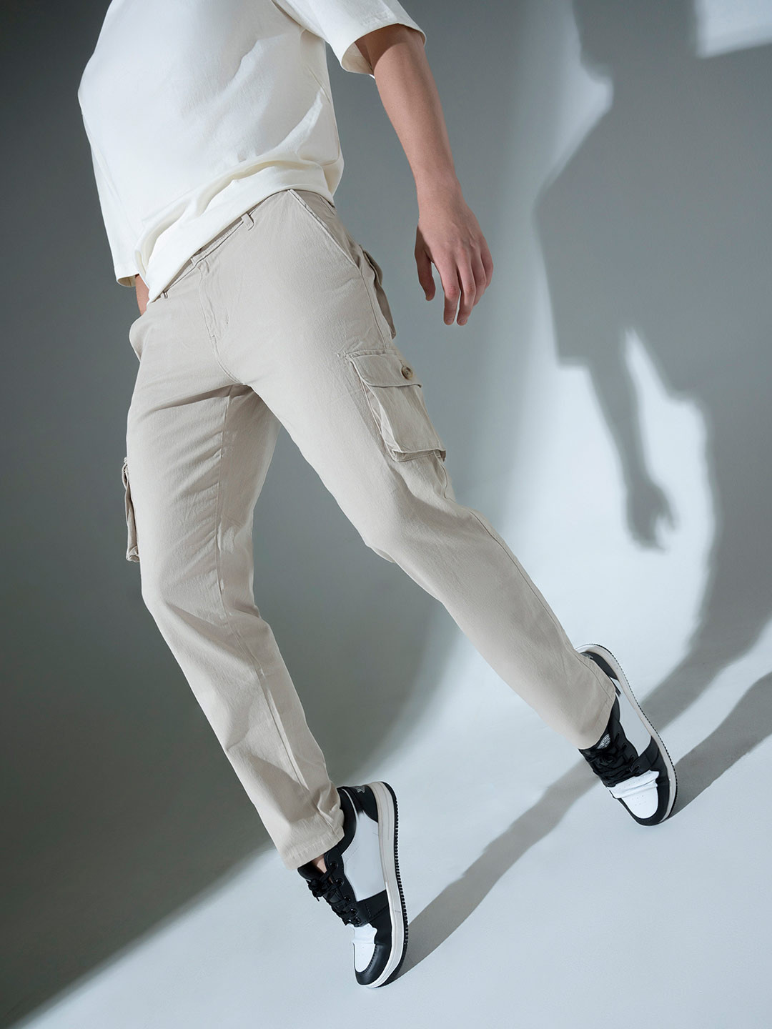 Hubberholme Men Cream-Coloured Slim Fit Cargos Trousers