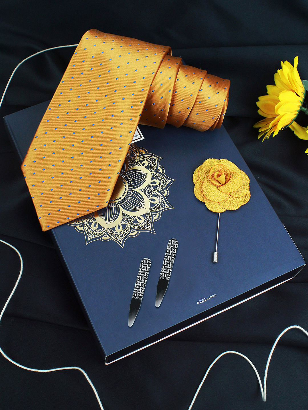 PELUCHE Men Yellow Printed Tie with Lapel Pin & Collar Strays Gift Set