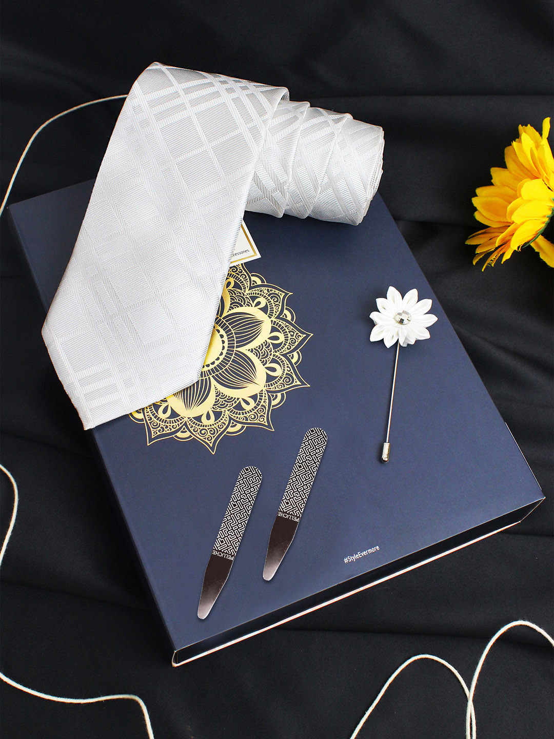 PELUCHE Men White Gift Set of Neck Tie with Lapel Pin & Collar Strays