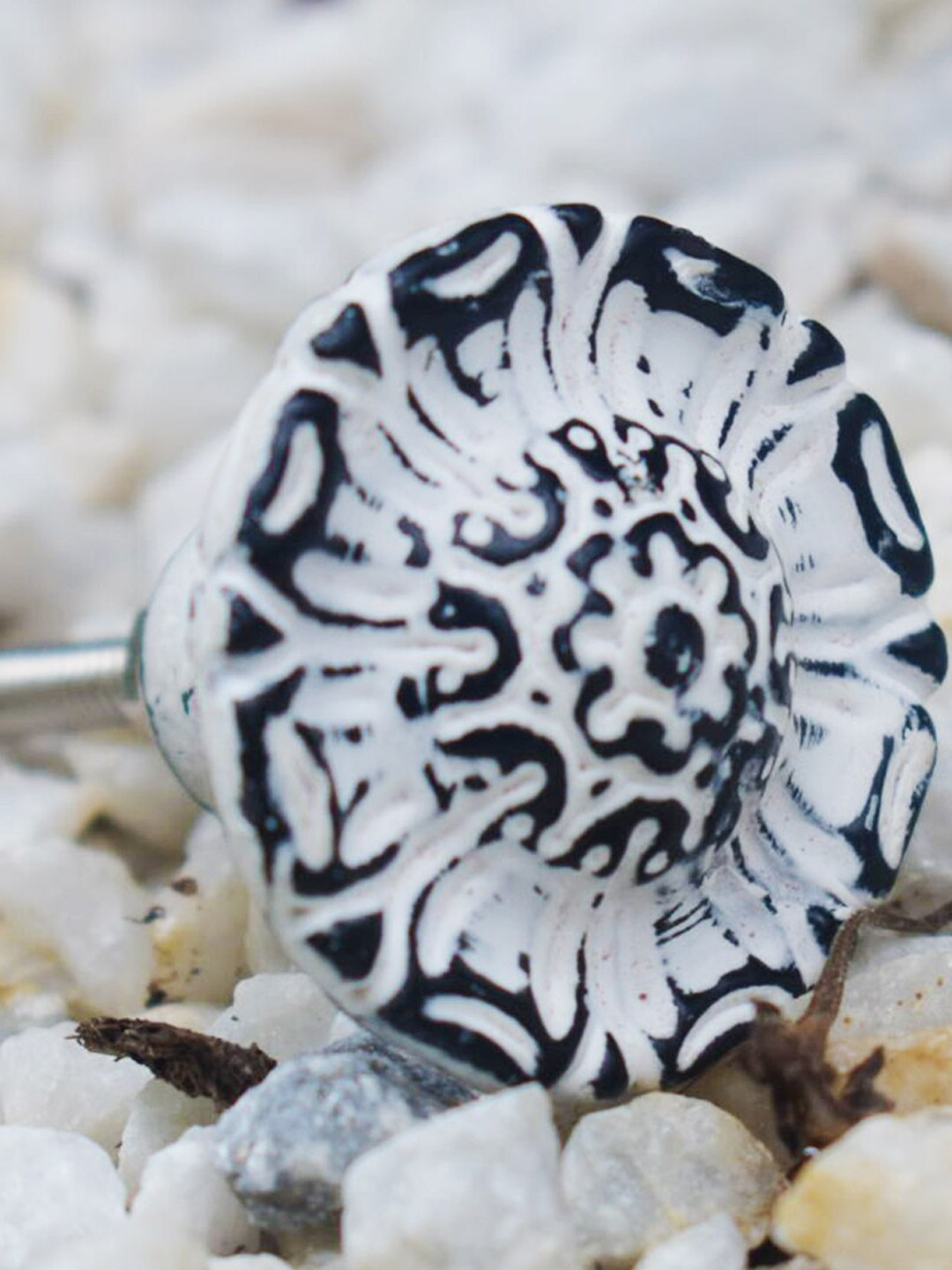 The Decor Mart Set Of 4 White & Black Textured Distress Metal Decorative Knobs