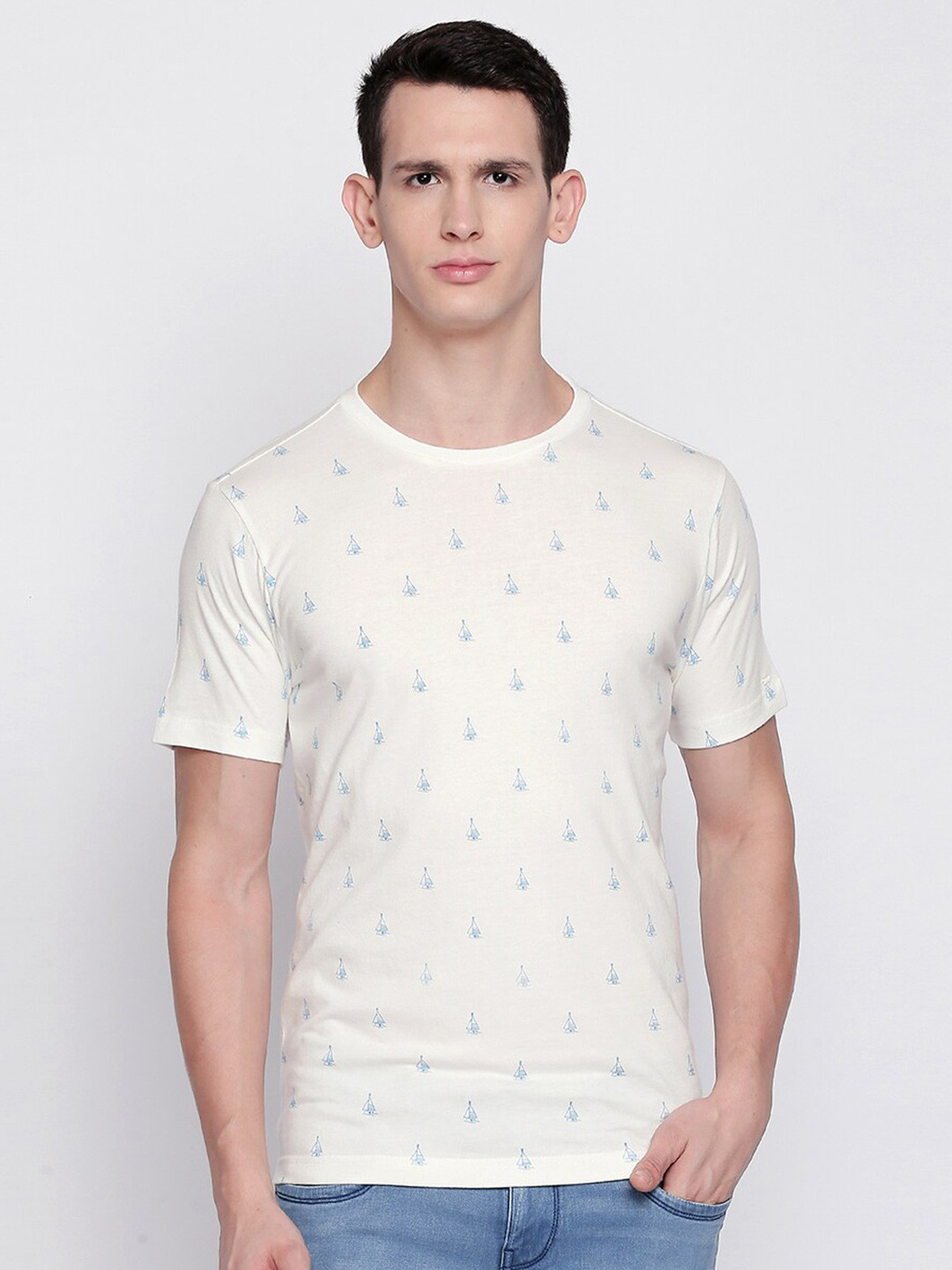 Basics Men Off White Printed Muscle Fit T-shirt