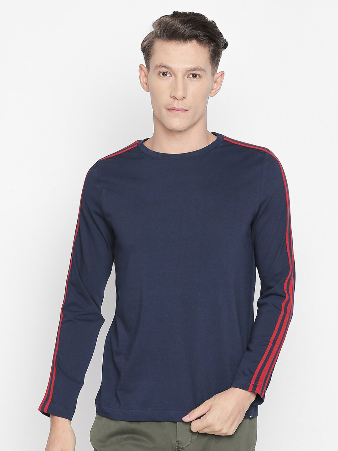Basics Men Navy Blue Muscle Fit T-shirt