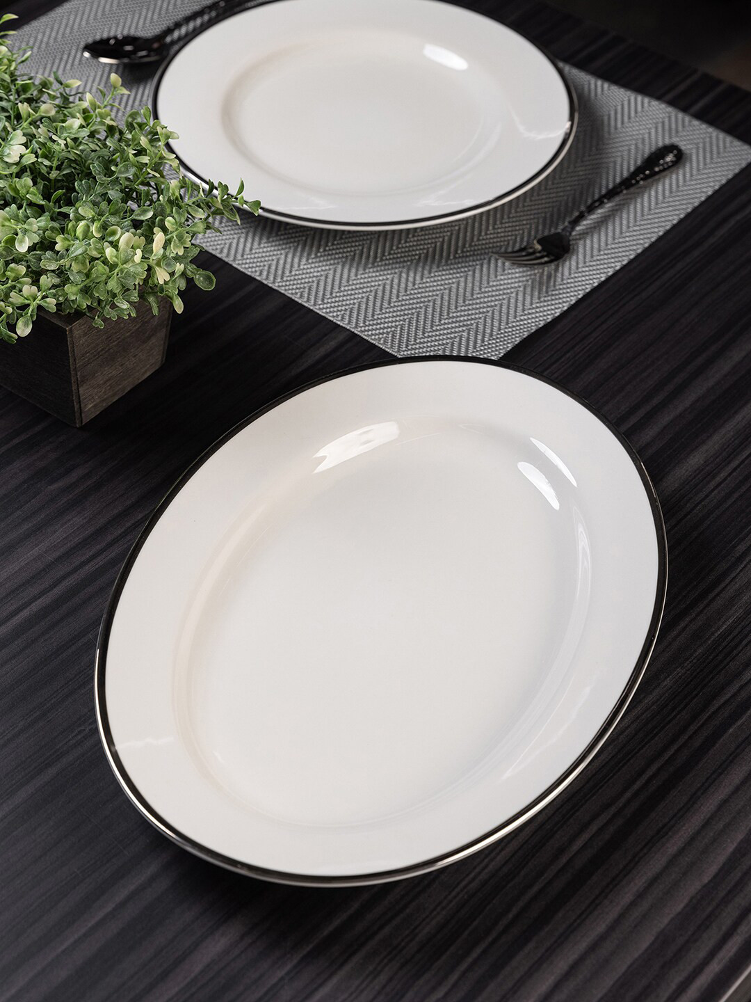 Pure Home and Living Set Of 2 White & Silver-Toned Victoria Oval Platter