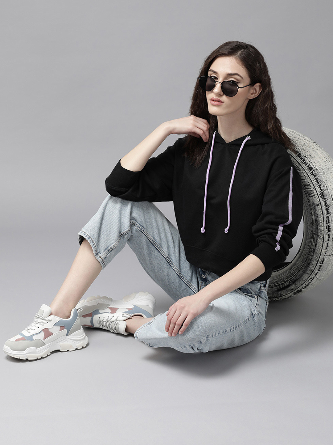 The Roadster Lifestyle Co Women Black Solid Cropped Hooded Sweatshirt