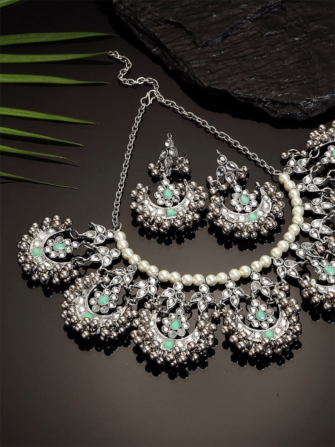 KARATCART Oxidised Sliver-Toned Lime Green & White Kundan-Studded Jewellery Set