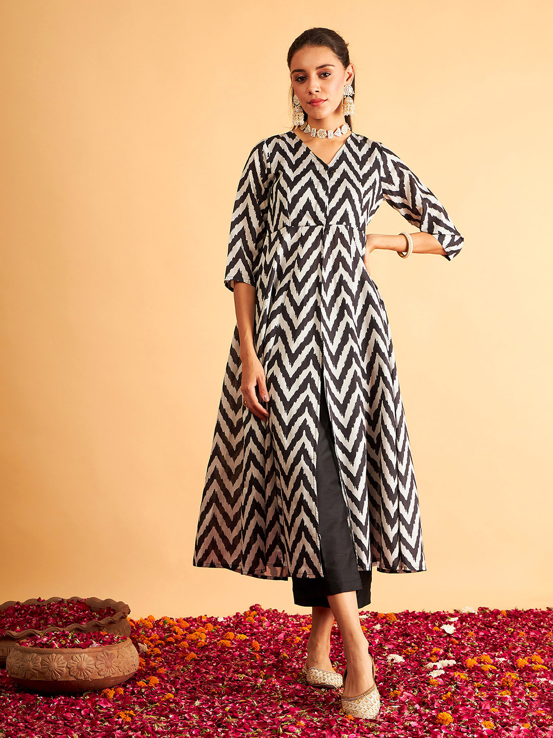 Shae by SASSAFRAS Women Black & White Chevron Printed Anarkali Kurta