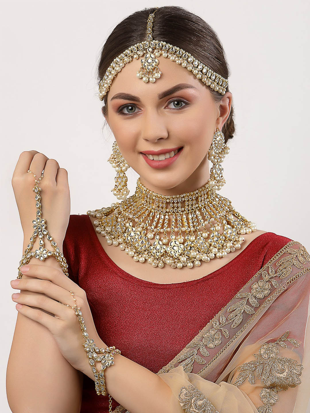 KARATCART Gold-Plated White Kundan-Studded & Pearl Beaded Handcrafted Jewellery Set