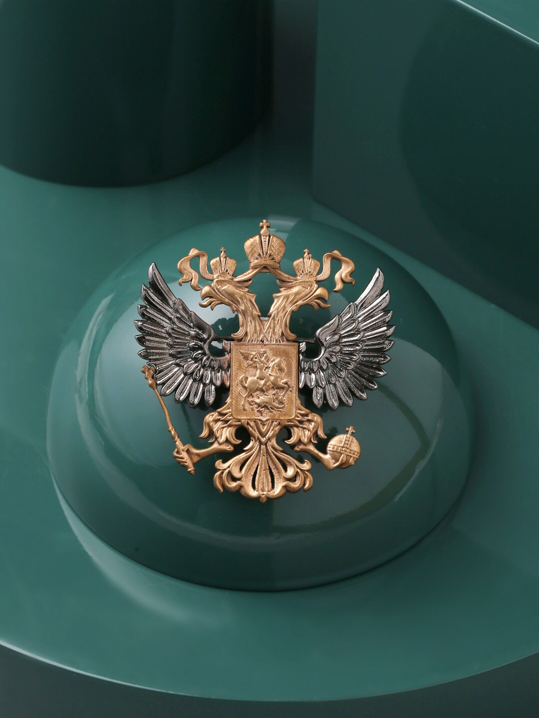 COSA NOSTRAA Men Metallic & Gold-Toned Antique State Emblem Brooch