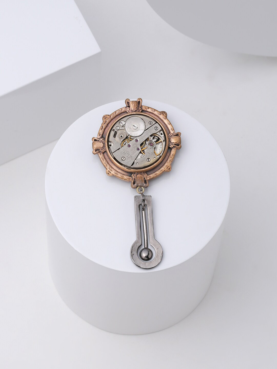 COSA NOSTRAA Men Metallic & Gold Pendulum Brooch