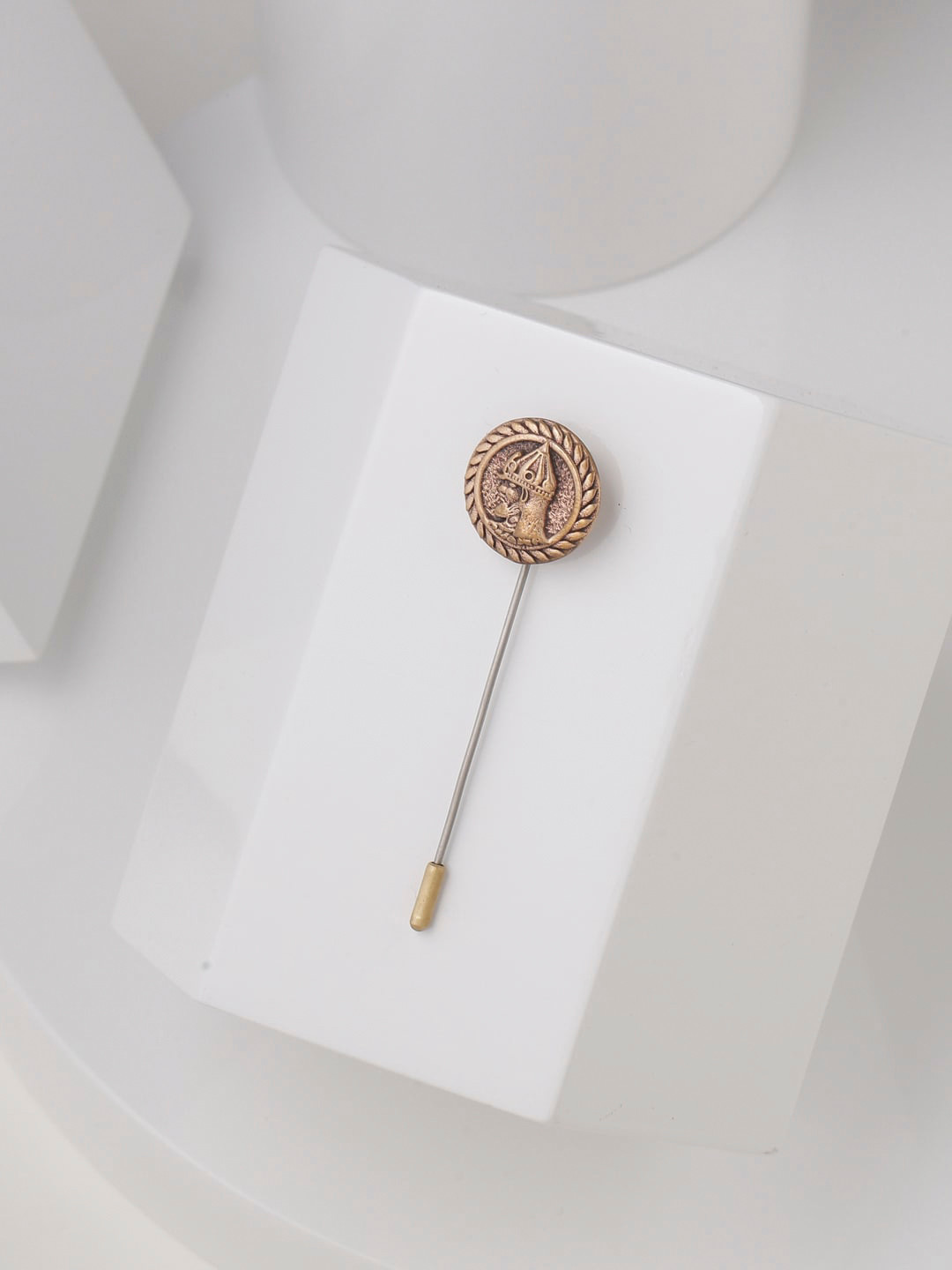 COSA NOSTRAA Men Metallic & Gold-Toned The Alexander Lapel Pin