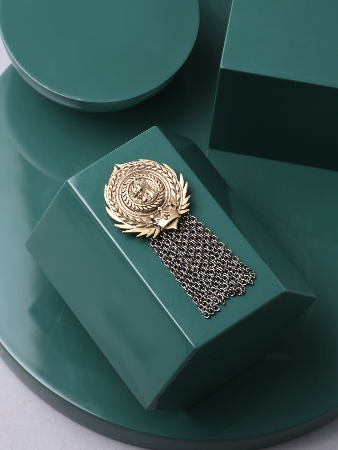 COSA NOSTRAA Men Metallic & Gold-Toned Russia Coin brooch