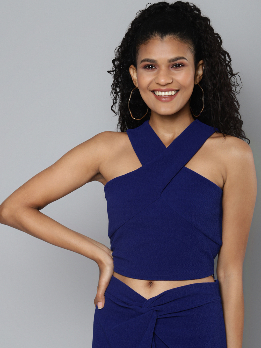 SASSAFRAS Blue Halter Neck Regular Crop Top