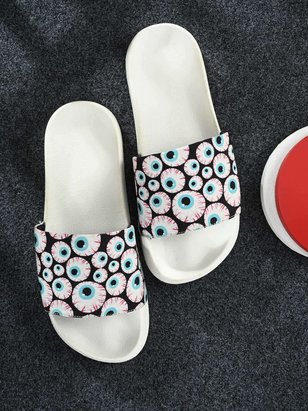 EXTRIMOS Men White & Black Printed Sliders