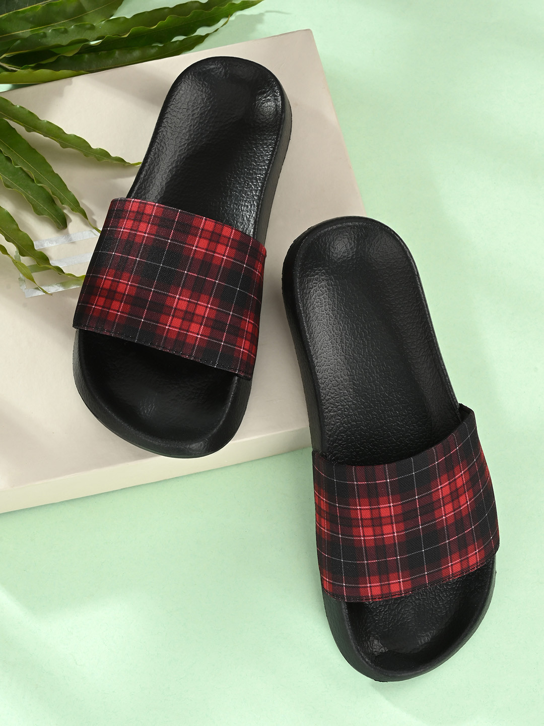 EXTRIMOS Men Red & Black Printed Sliders