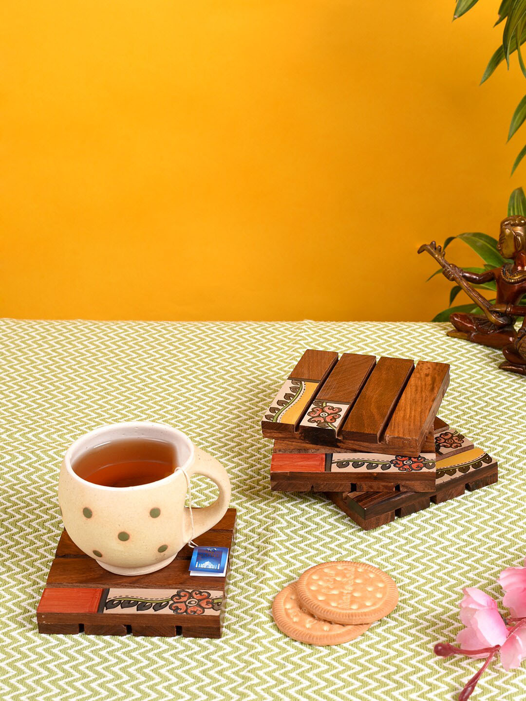 AAKRITI ART CREATIONS Set Of 4 Brown & Yellow Handcrafted Wooden Square Coasters