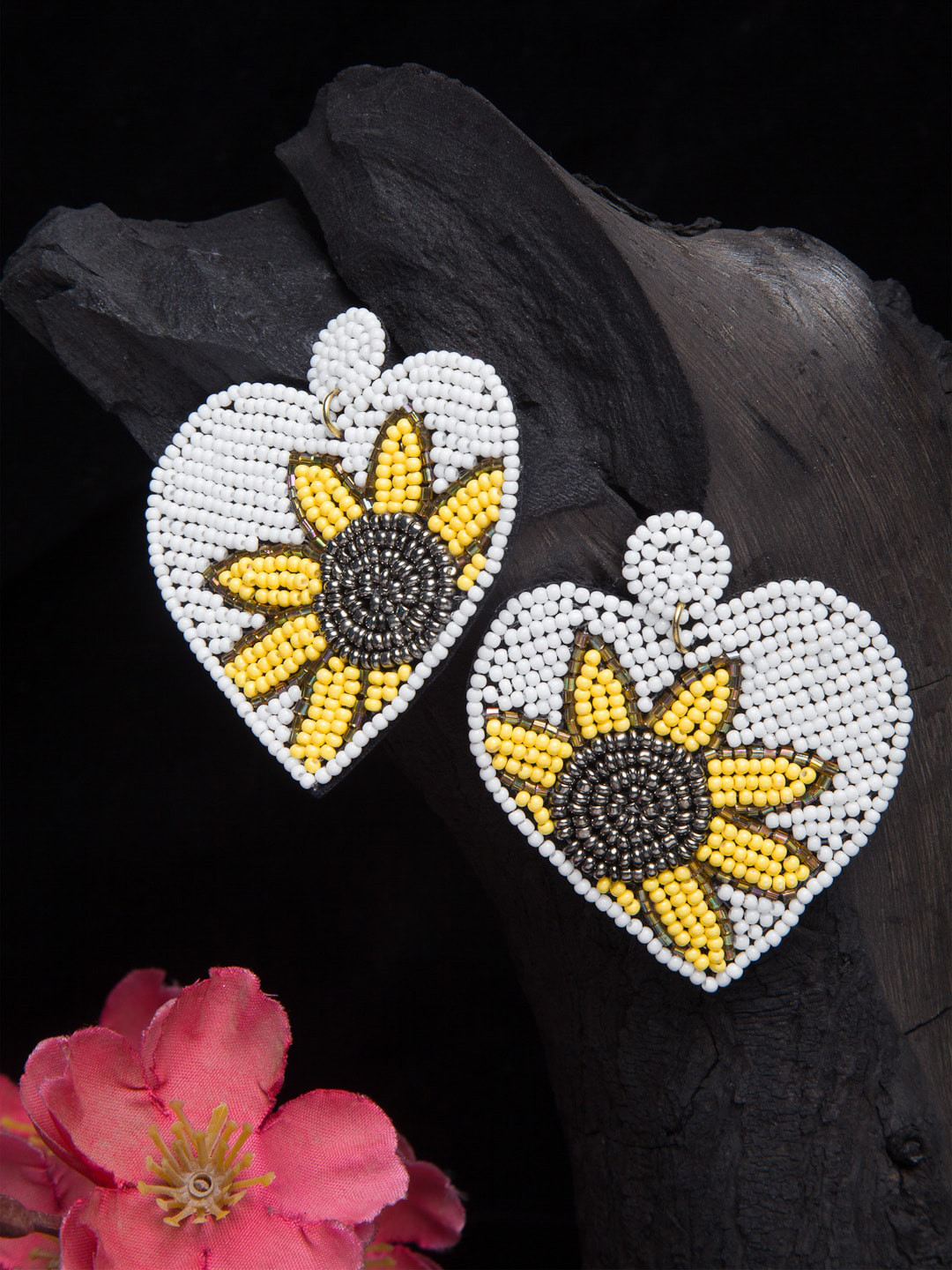 Moedbuille Off White Contemporary Studs Earrings