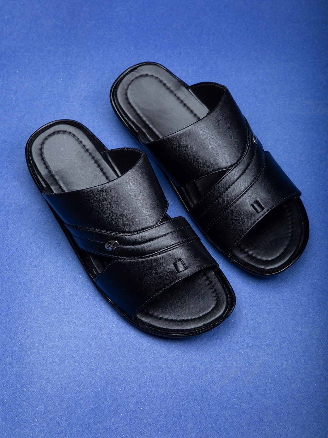 DEAS Men Black Textured Open Toe Flats