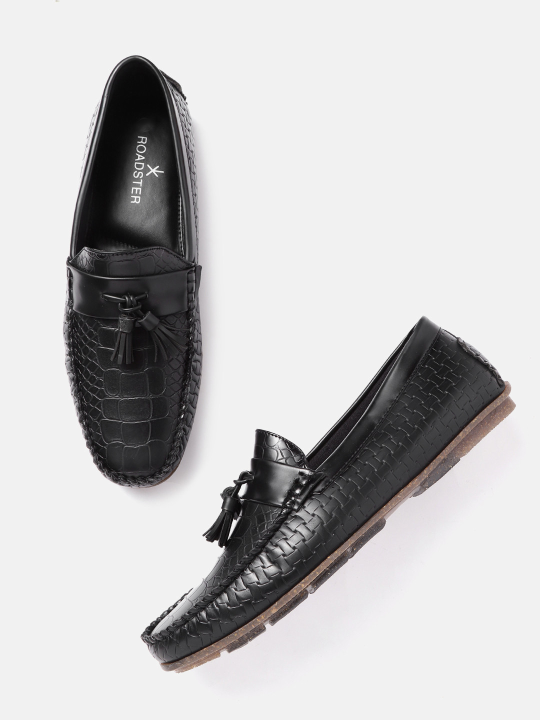 The Roadster Lifestyle Co Men Black Snakeskin & Basketweave Textured Tasseled Loafers