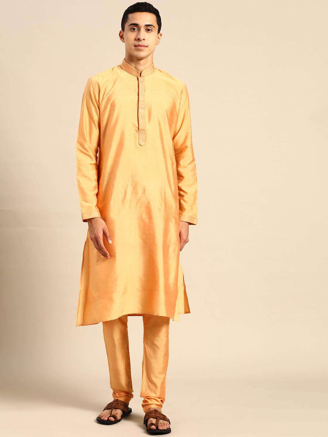 RAJUBHAI HARGOVINDAS Men Gold-Toned Embroidered Thread Work Kurta