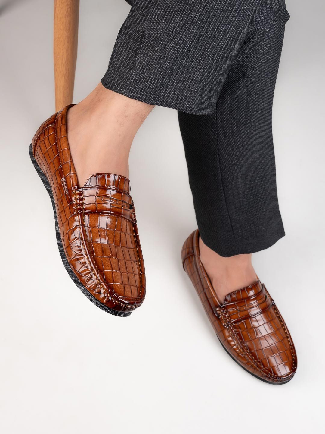 Hydes N Hues Men Tan Textured Loafers