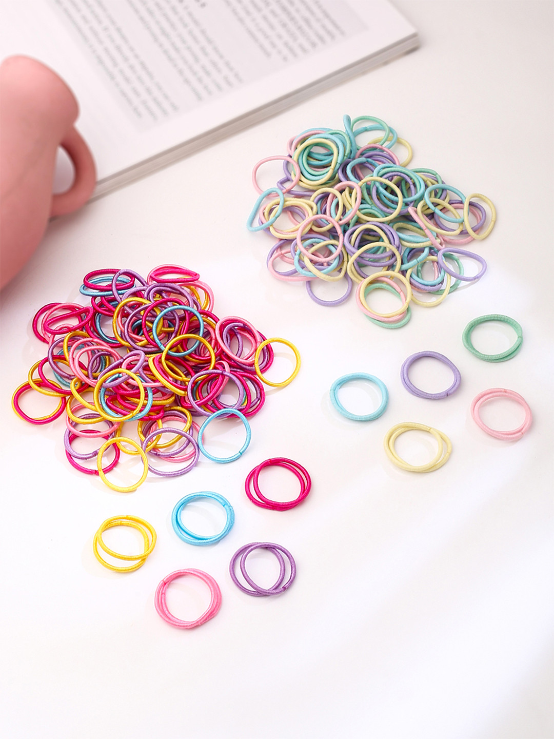 Yellow Chimes 200 Pcs of Small Rubber Bands with Kitty Tin Storage Box