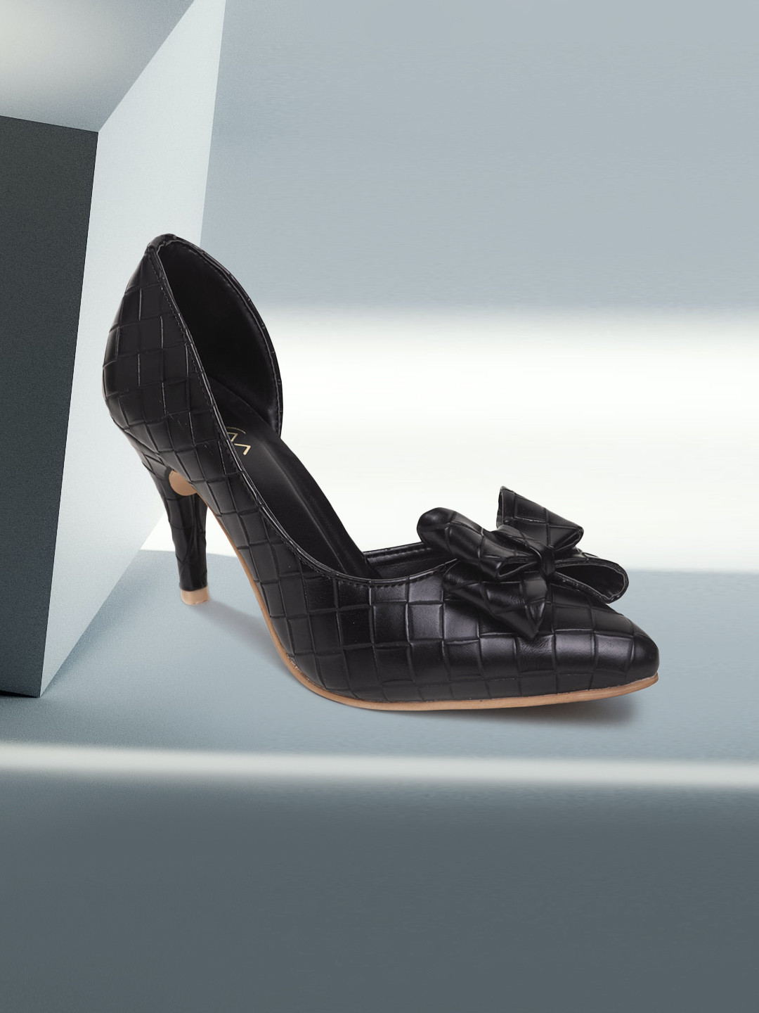 VALIOSAA Black Textured Pumps with Bows