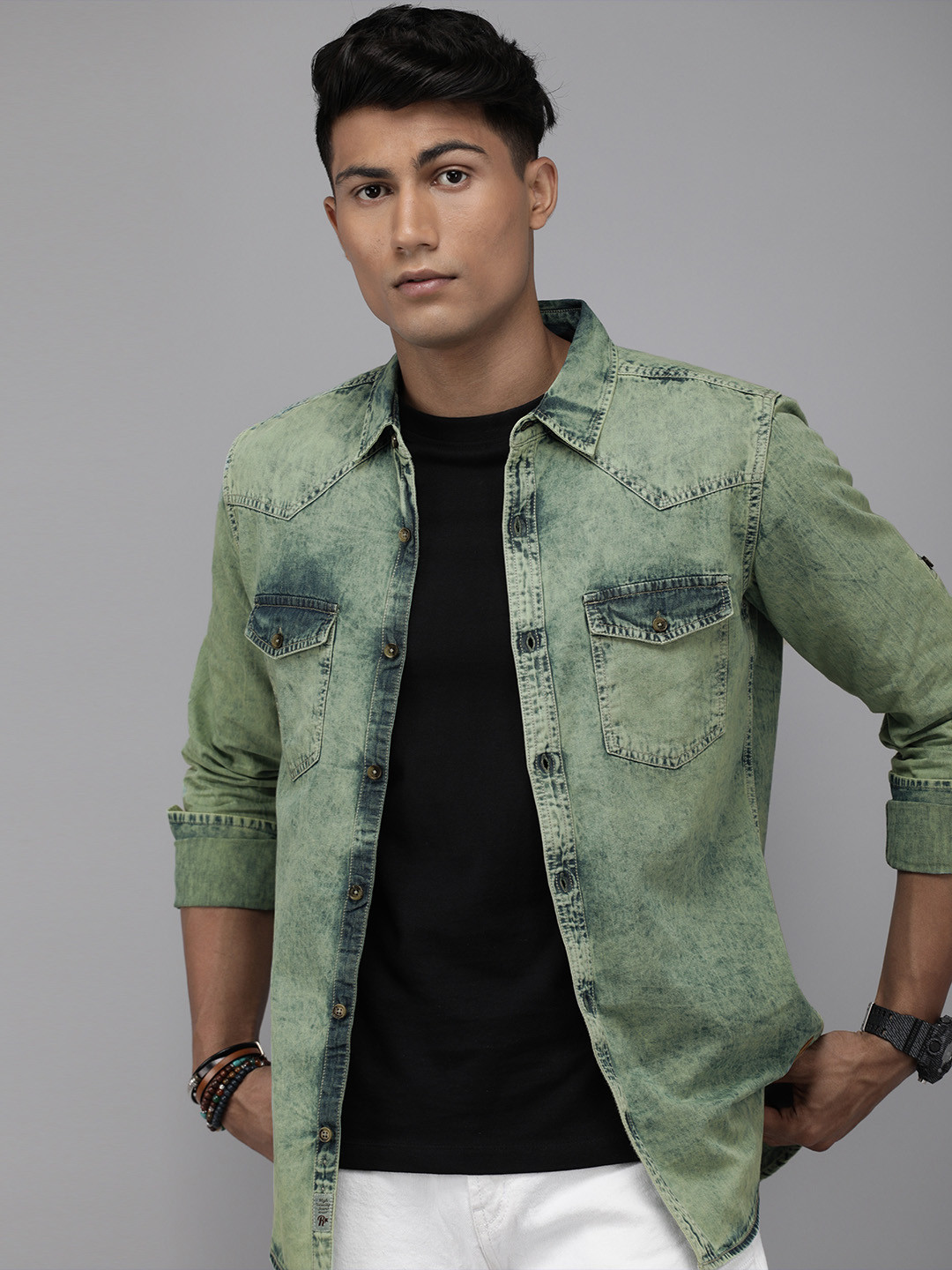 The Roadster Lifestyle Co Men Green Regular Fit Faded Opaque  Cotton Casual Denim Shirt with Pockets