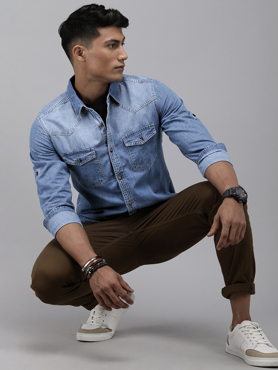The Roadster Lifestyle Co Men Blue Regular Fit Faded Opaque Cotton Casual Denim Shirt with Pockets