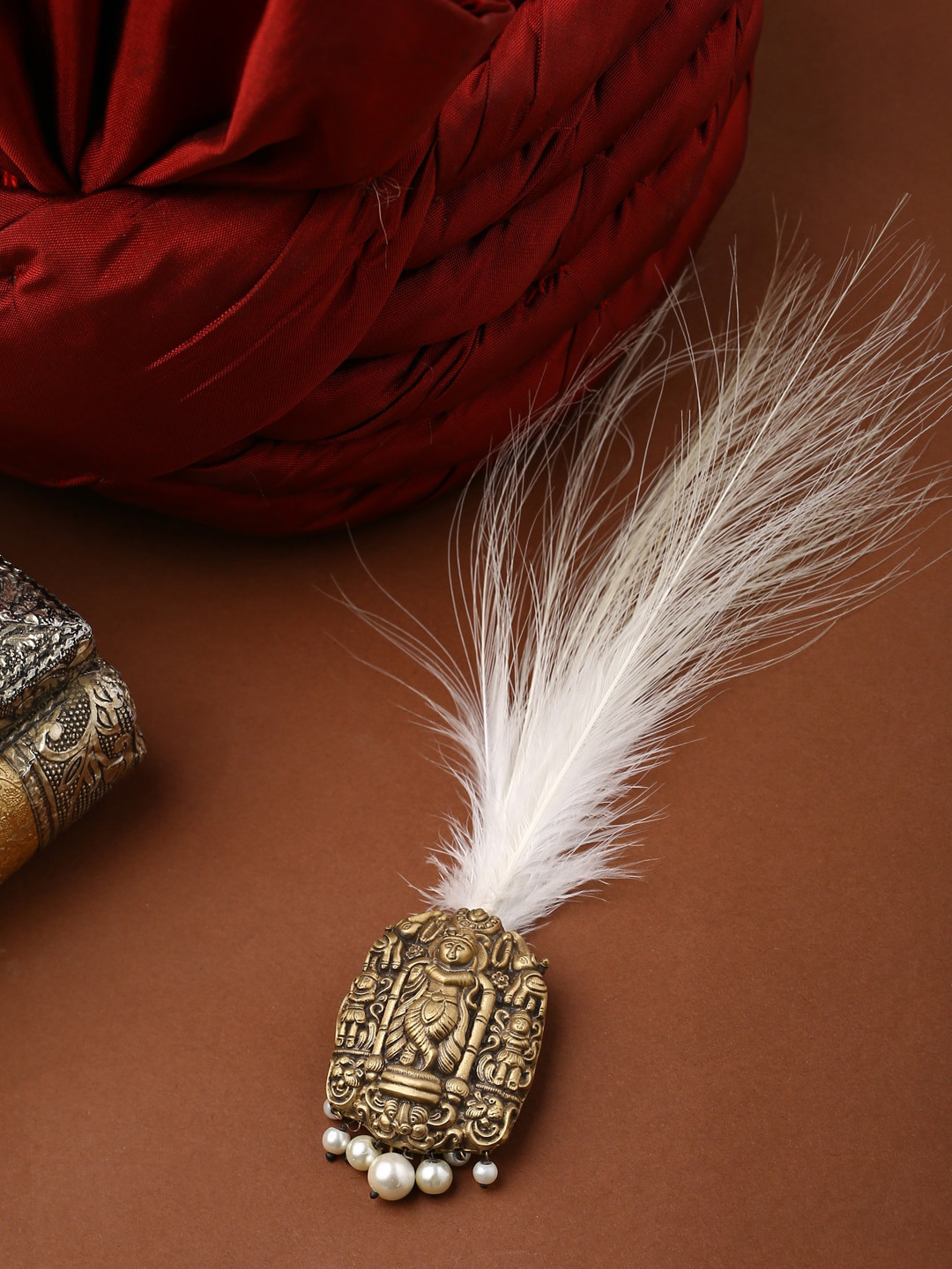 COSA NOSTRAA Men Gold-Toned & White Beaded The Lord Krishna Kalangi