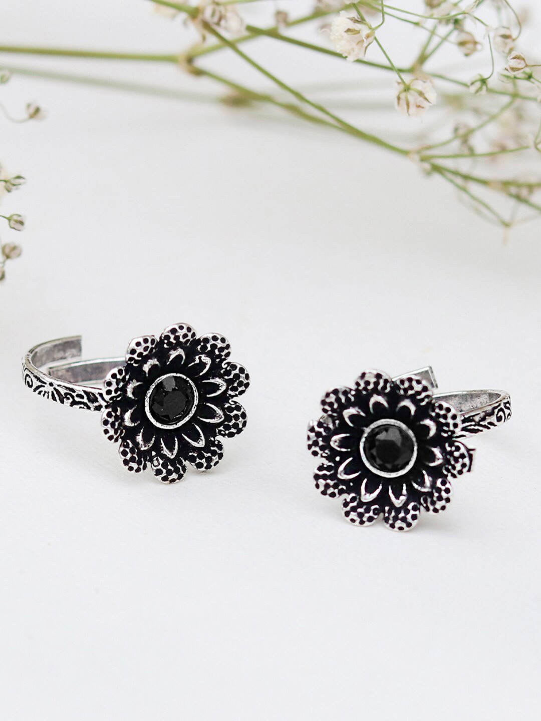 TEEJH Pair Of 2 Oxidised Silver-Plated Black Stone-Studded Toe Ring