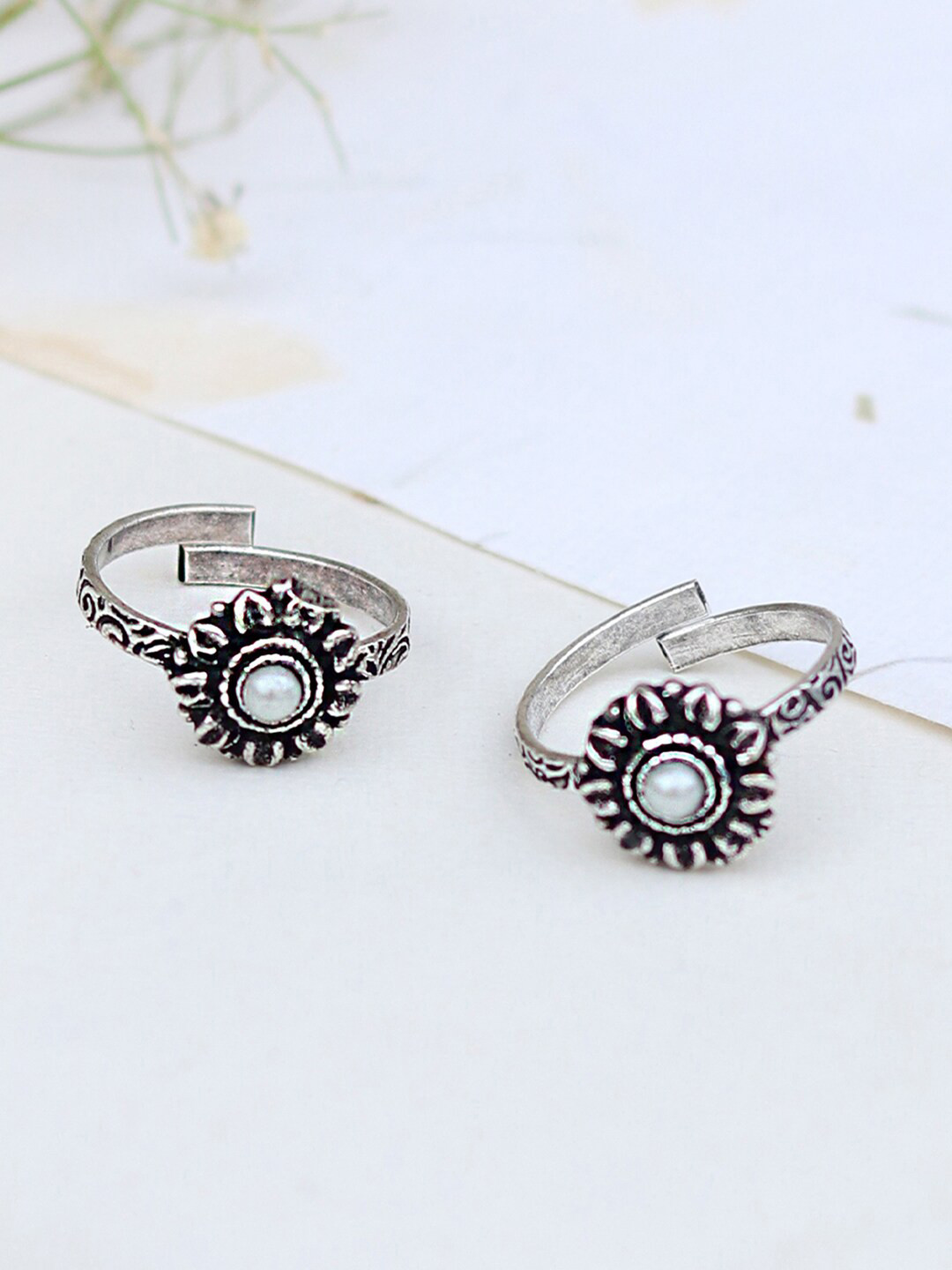 TEEJH White & Silver Toned Set of 2 Kaina Stone Oxidised Toe Rings