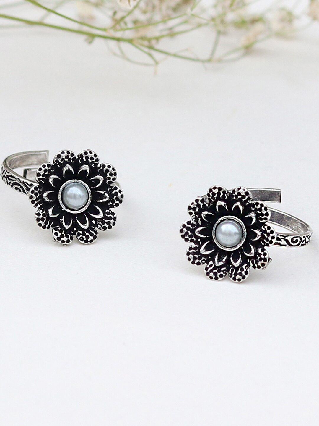 TEEJH Silver-Plated Oxidised White Studded Stone Toe Ring