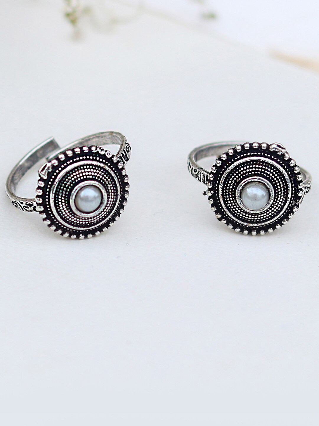 TEEJH Sliver Toned & White Silver-Plated Oxidized Adjustable Toe Rings