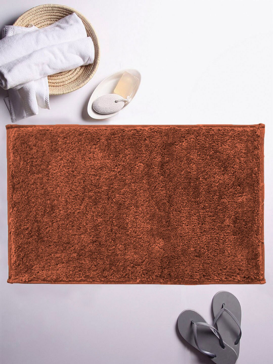 LUXEHOME INTERNATIONAL Rust Solid Rectangular Bath Rug