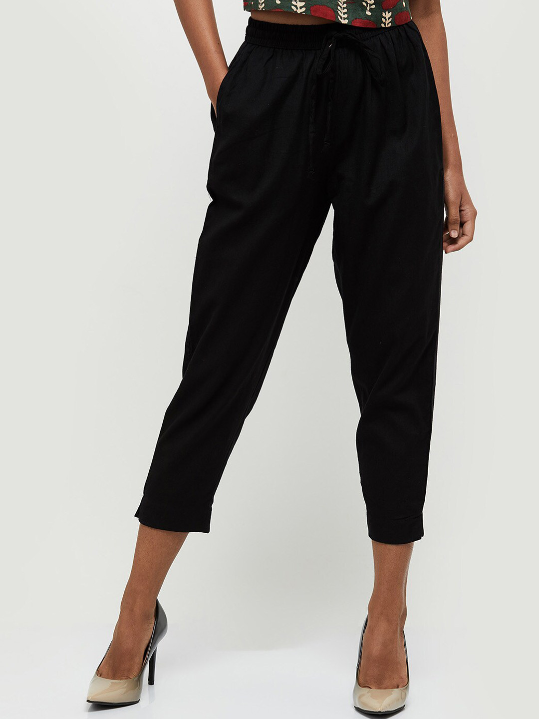 max Women Black Capris