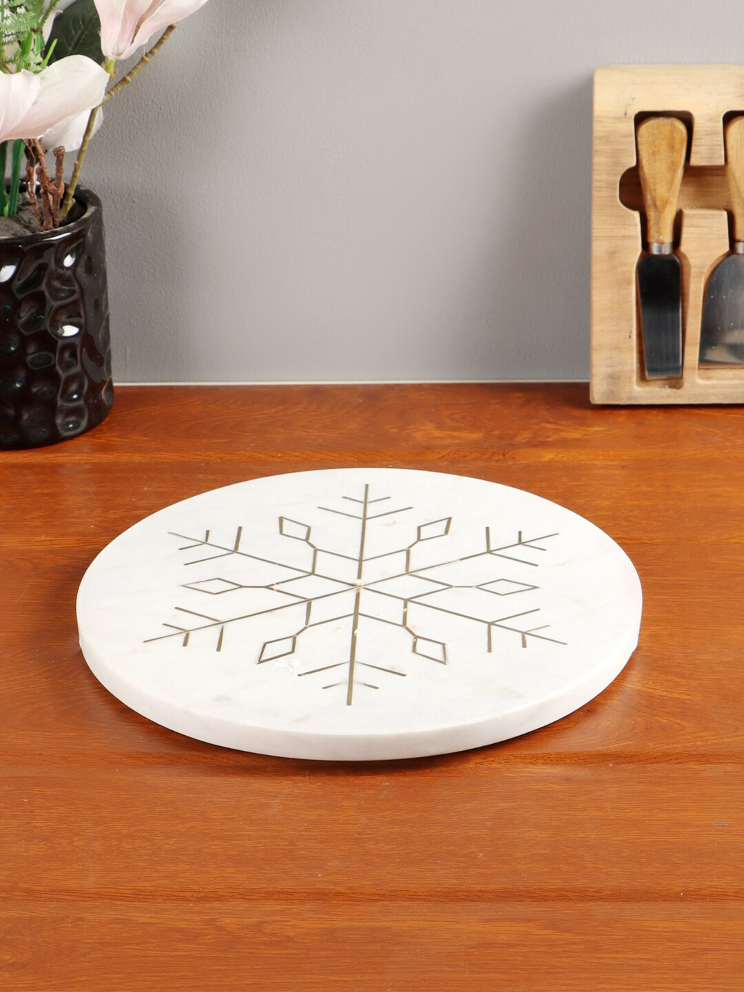 NikkisPride White & Gold-Toned Marble Platter Round With Brass Snow Flake Inlay Work