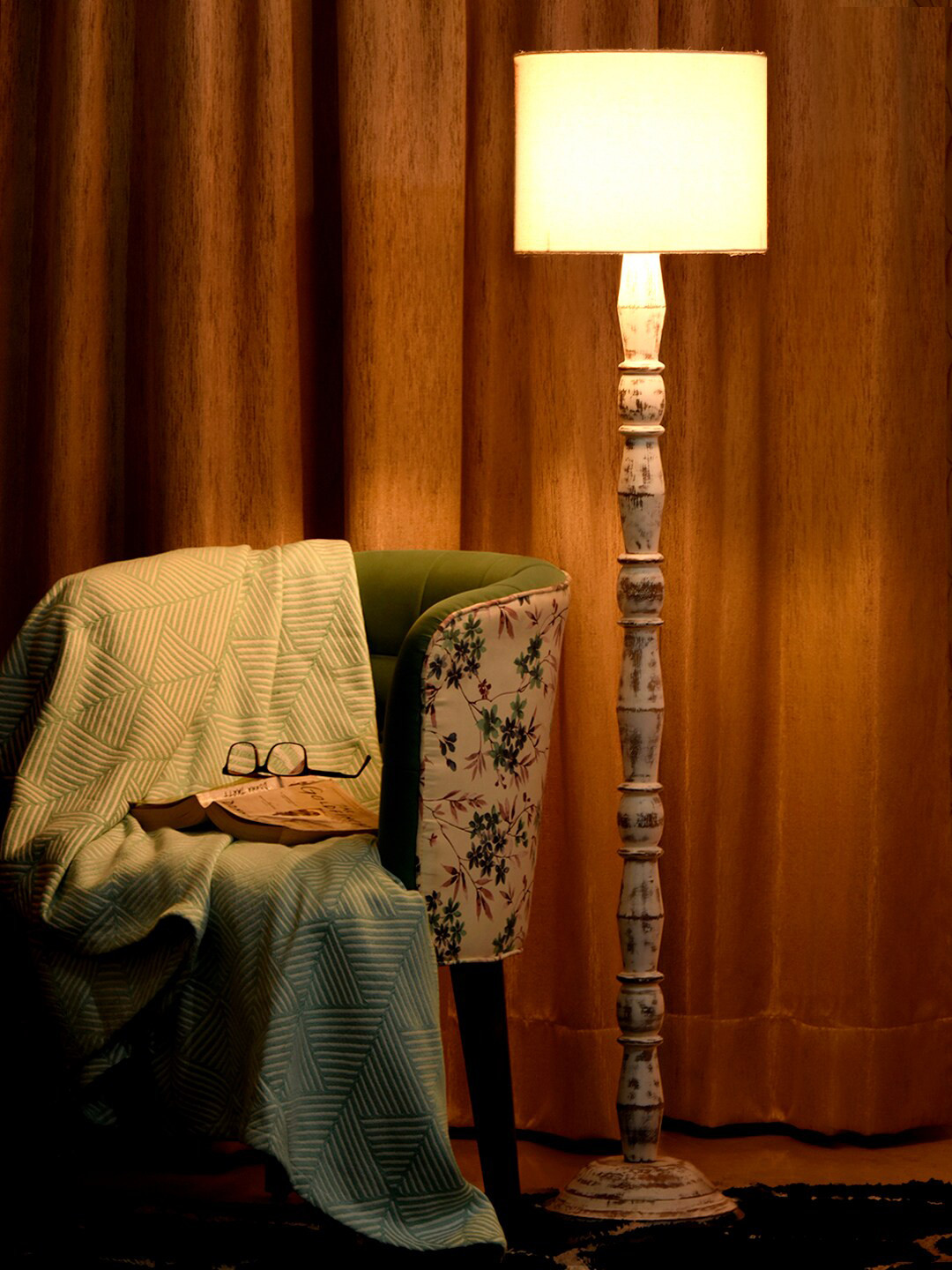 green girgit White Traditional Floor Lamp With Shade
