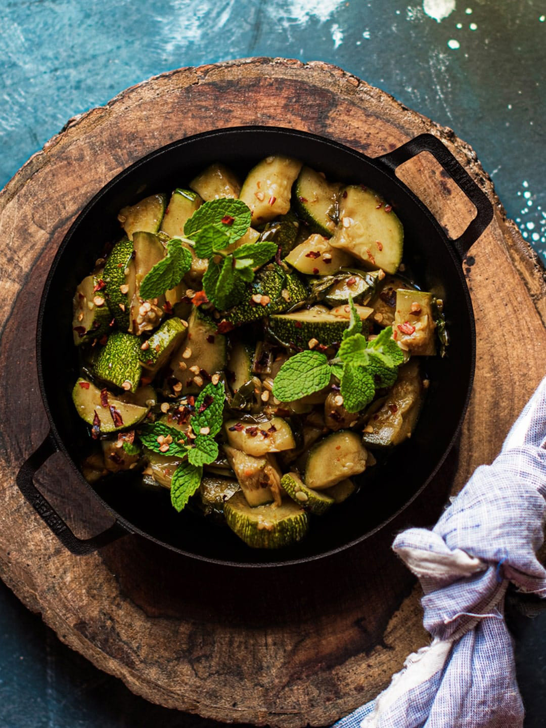 MEYER Black Pre-Seasoned Cast Iron Deep Kadai With Glass Lid 24cm