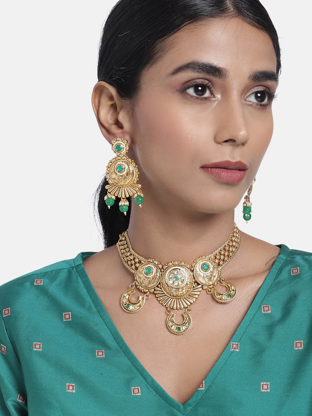I Jewels Women Green & Gold-Plated Emerald Stone Studded Choker Jewellery Set