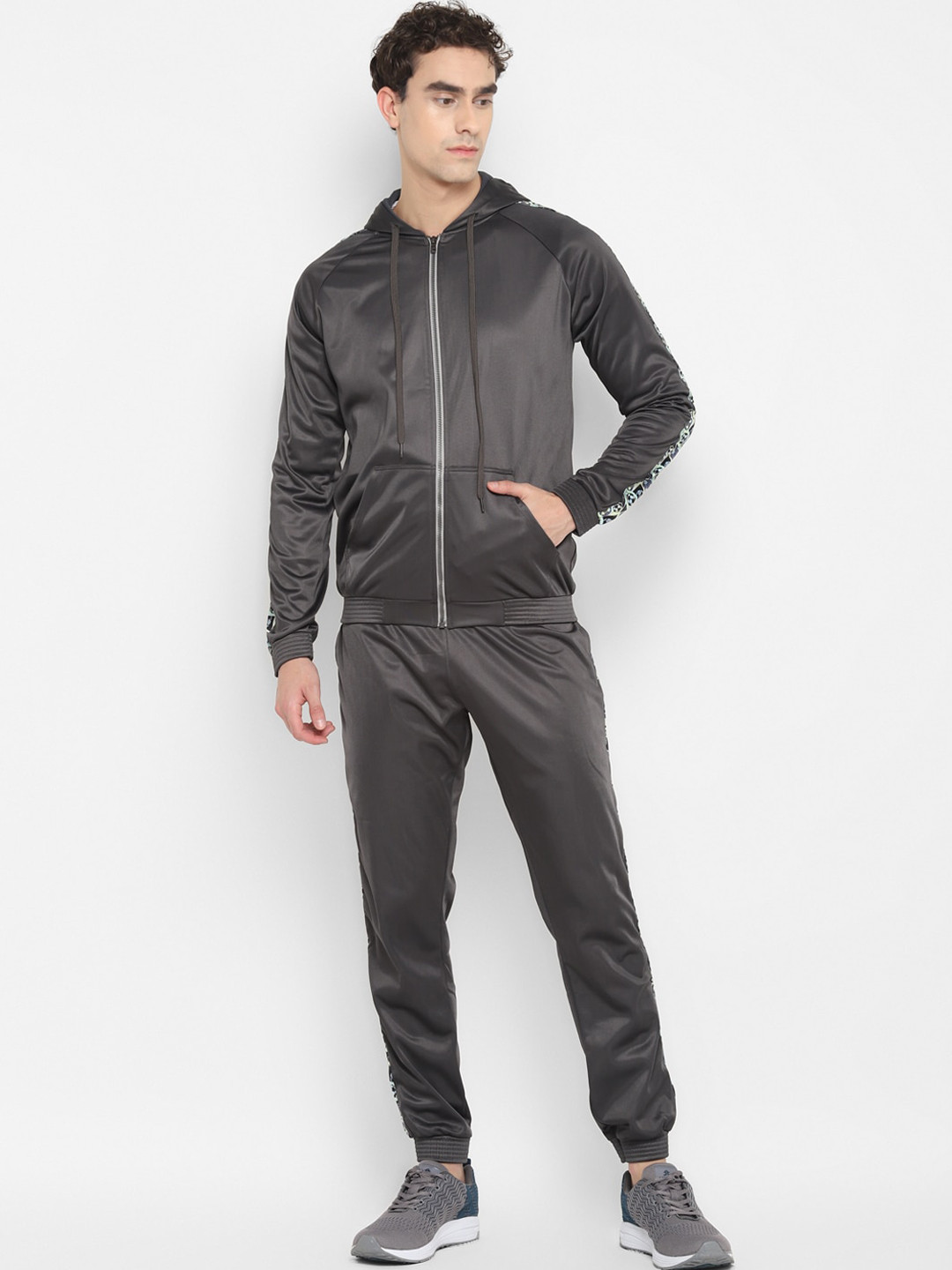 Yuuki Men Grey Solid Tracksuit