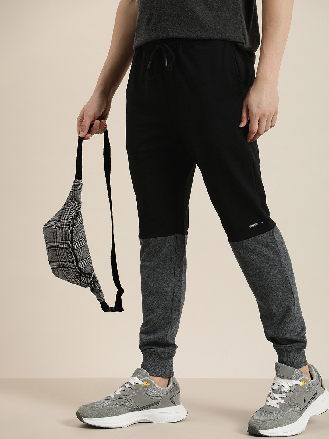 Invictus Indoor Men Colourblocked Mid-Rise Regular Joggers