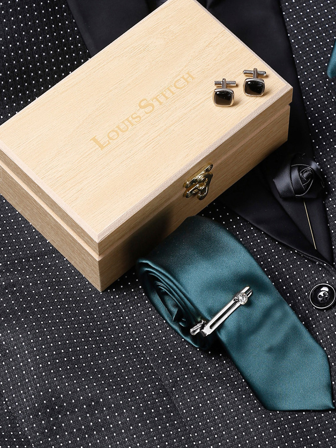 LOUIS STITCH Men Green Solid & Silver-Toned Solid Italian Silk Accessory Gift Set