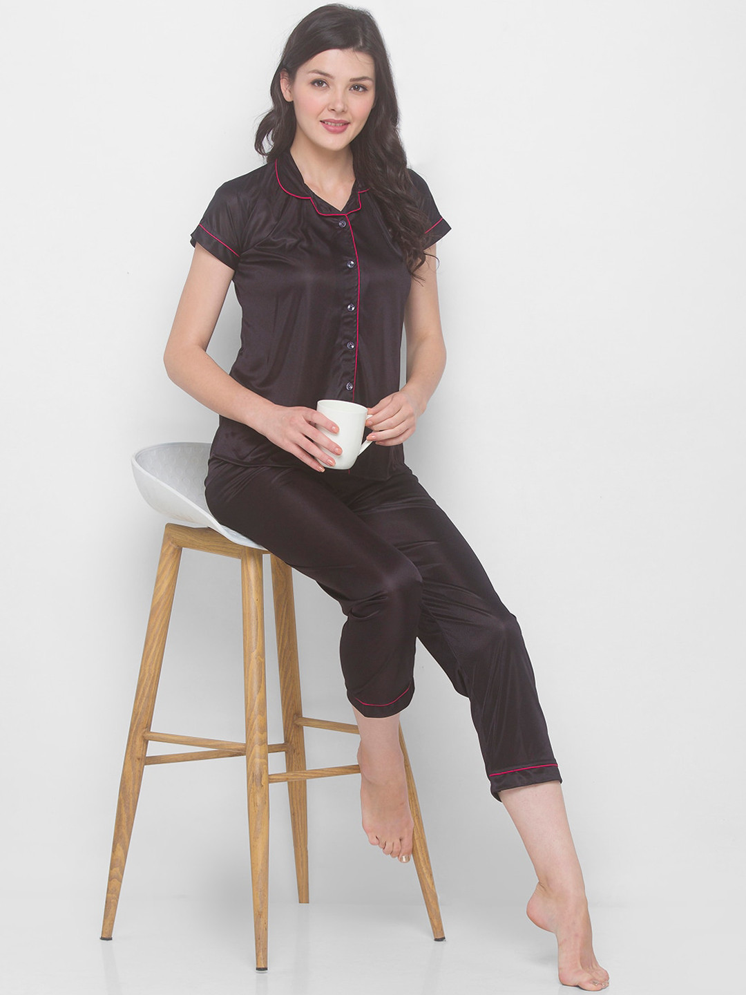 AV2 Women Black & Magenta Solid Nightsuit